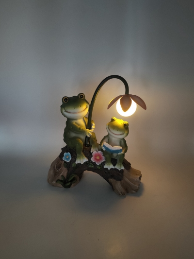 Садовая фигурка на солнечной батарее FrogletReads-7